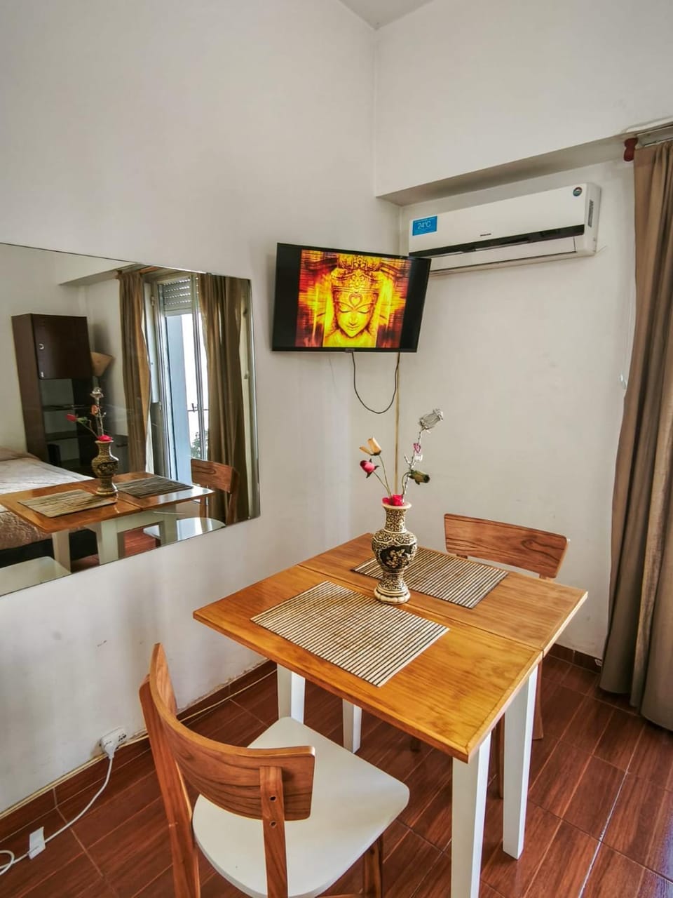 TV and multimedia, Living room, Seating area, Dining area, air conditioner