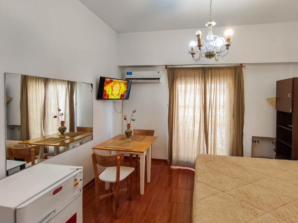 Bed, TV and multimedia, Photo of the whole room, Bedroom, air conditioner