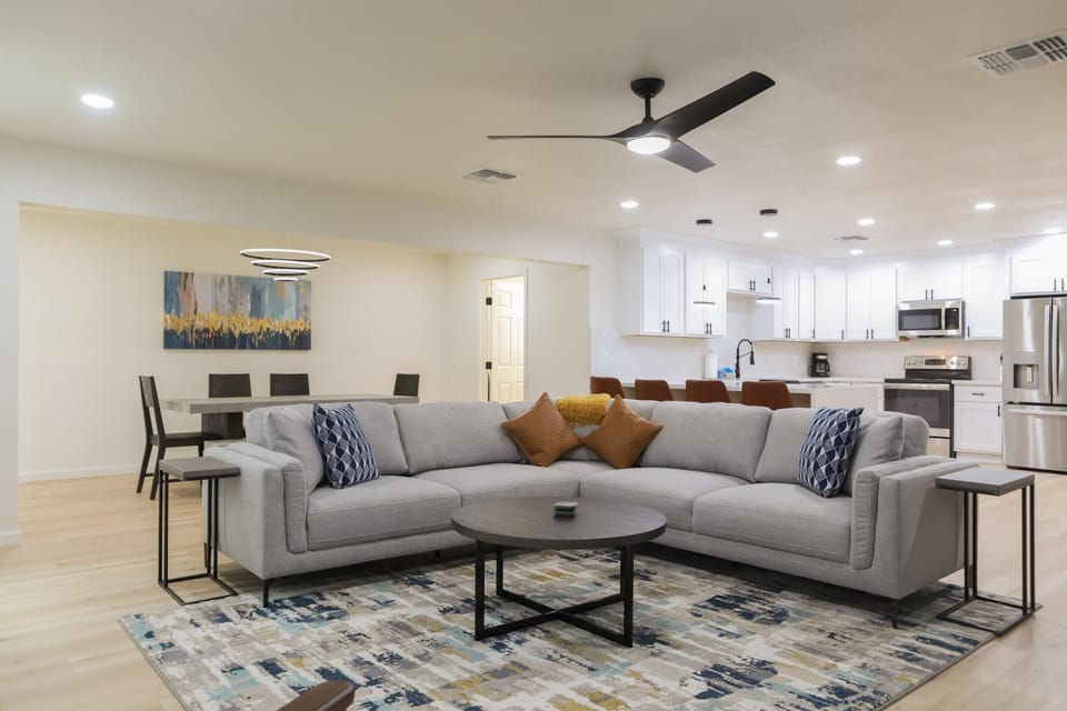 Cozy house w putting green mtn views BBQ House in Fountain Hills