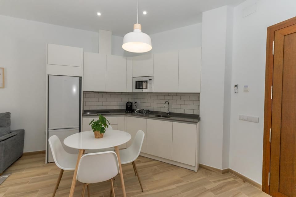 Kitchen or kitchenette, Dining area