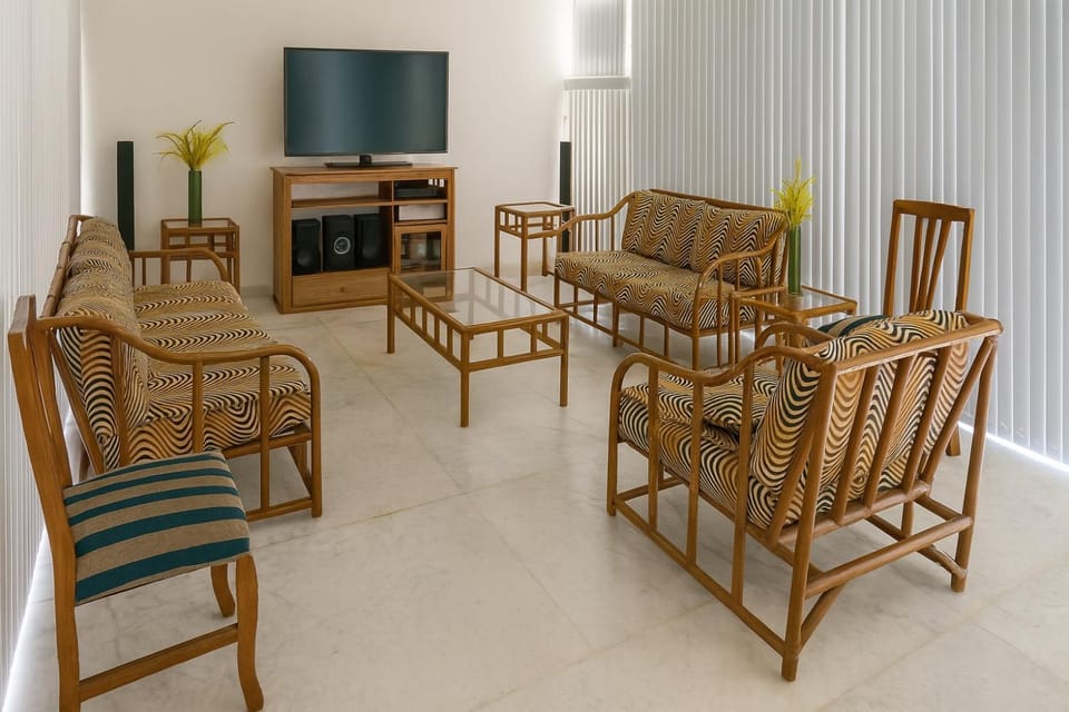 Property building, Communal lounge/ TV room, TV and multimedia, Living room, Seating area, Evening entertainment