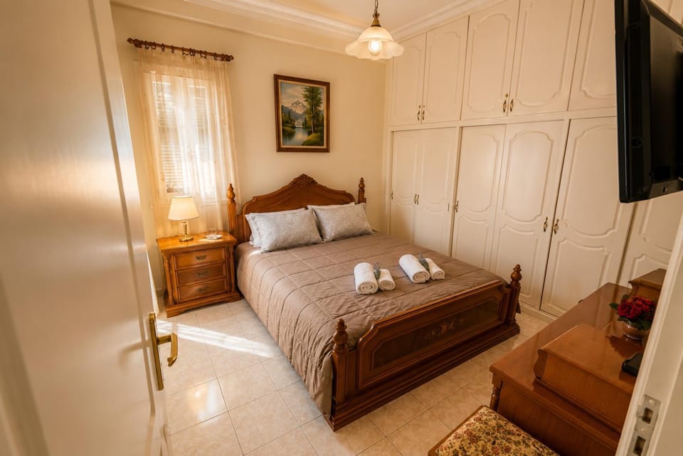 Bed, TV and multimedia, Living room, Photo of the whole room, Bedroom, towels, wardrobe