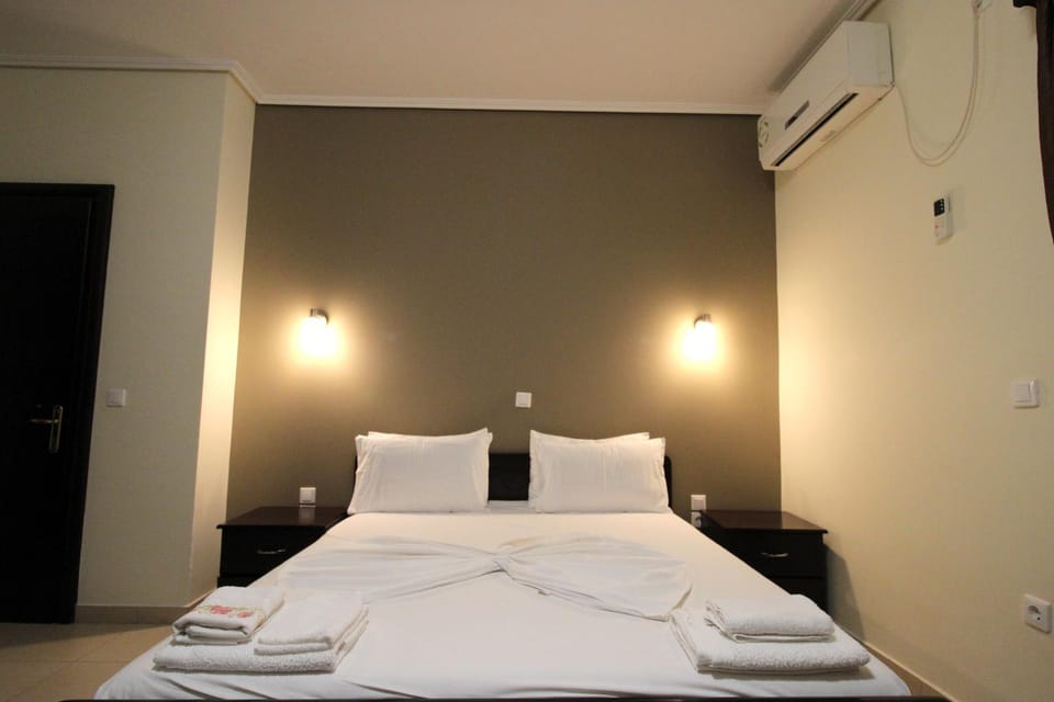 Bed, Bedroom, towels