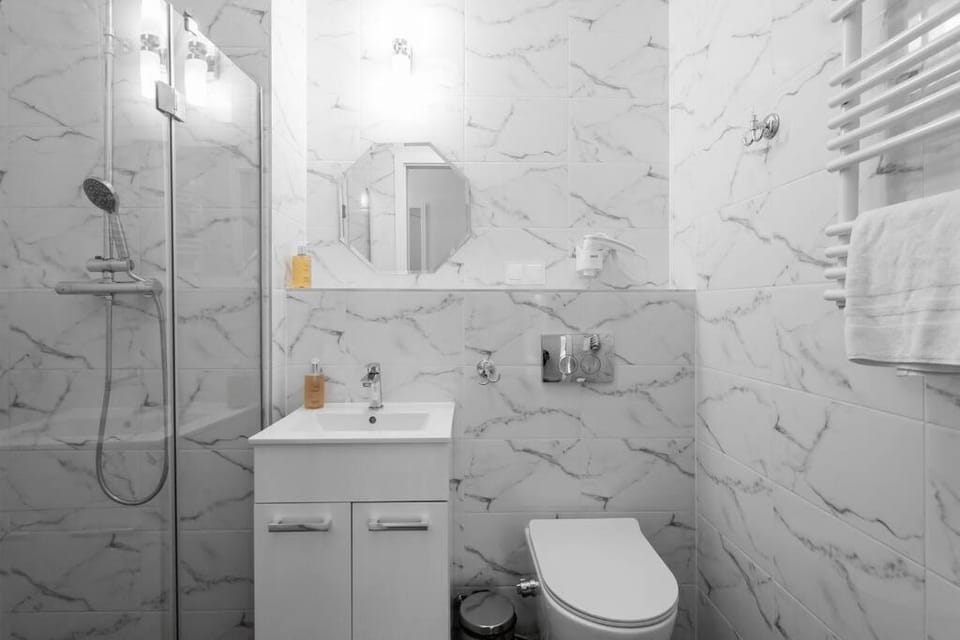 Shower, Toilet, Bathroom, towels