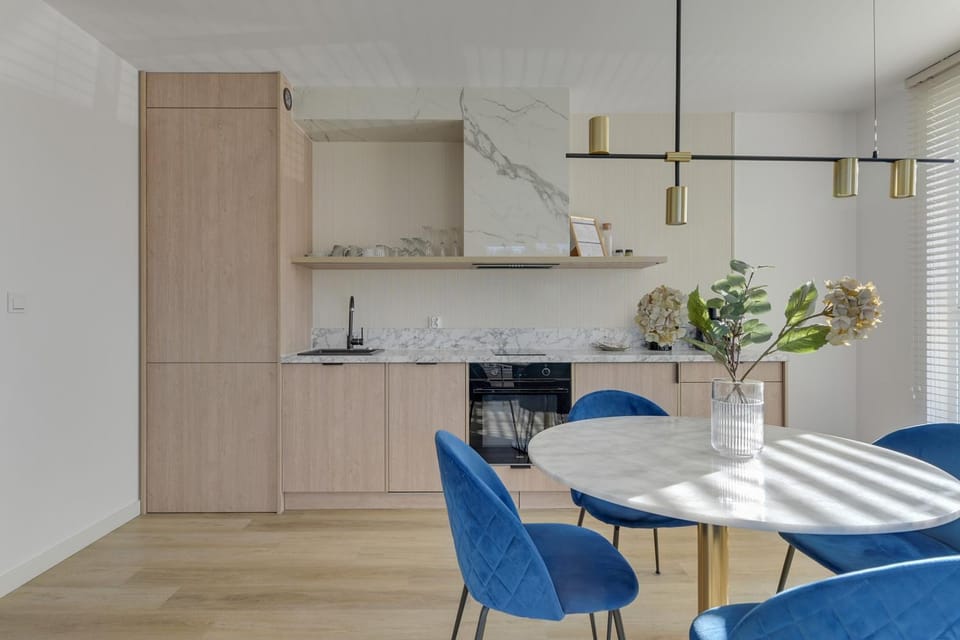 Kitchen or kitchenette, Dining area