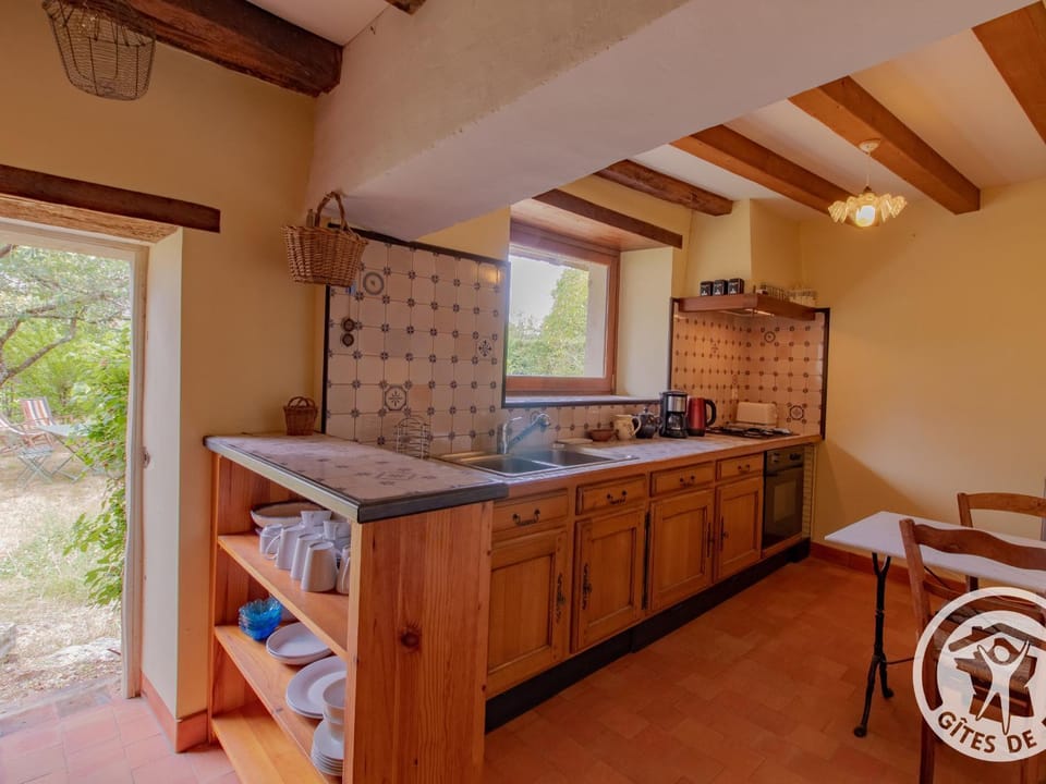 Maison 15ème siècle à Huillé, 2 ch, jardin, cheminée, proche Loir et pistes cyclables - FR-1-622-45 House in Pays de la Loire