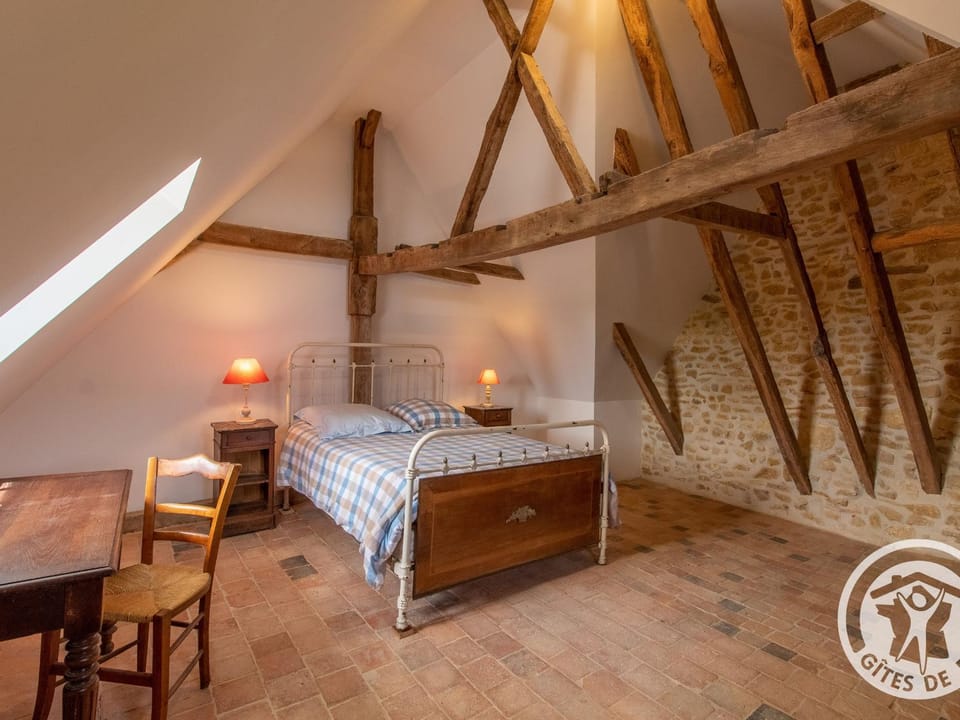 Maison 15ème siècle à Huillé, 2 ch, jardin, cheminée, proche Loir et pistes cyclables - FR-1-622-45 House in Pays de la Loire