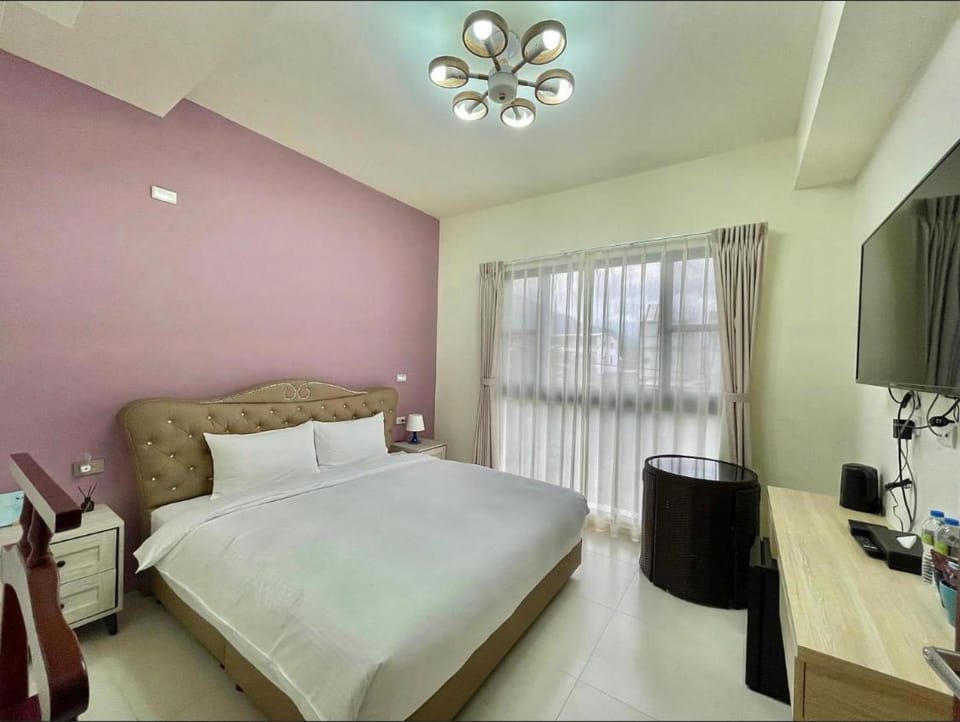 Bed, TV and multimedia, Photo of the whole room, Bedroom