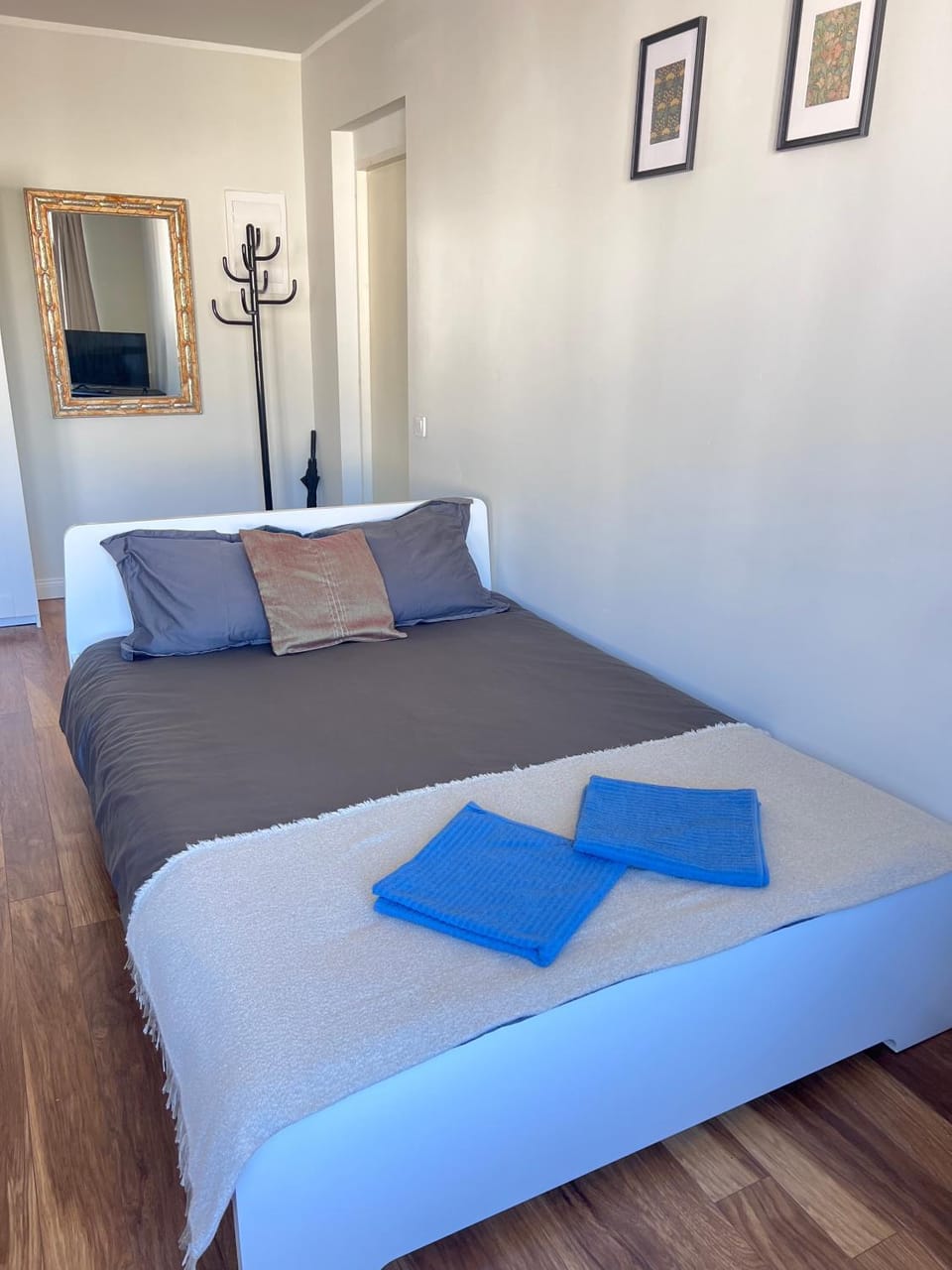 Bed, Bedroom, towels