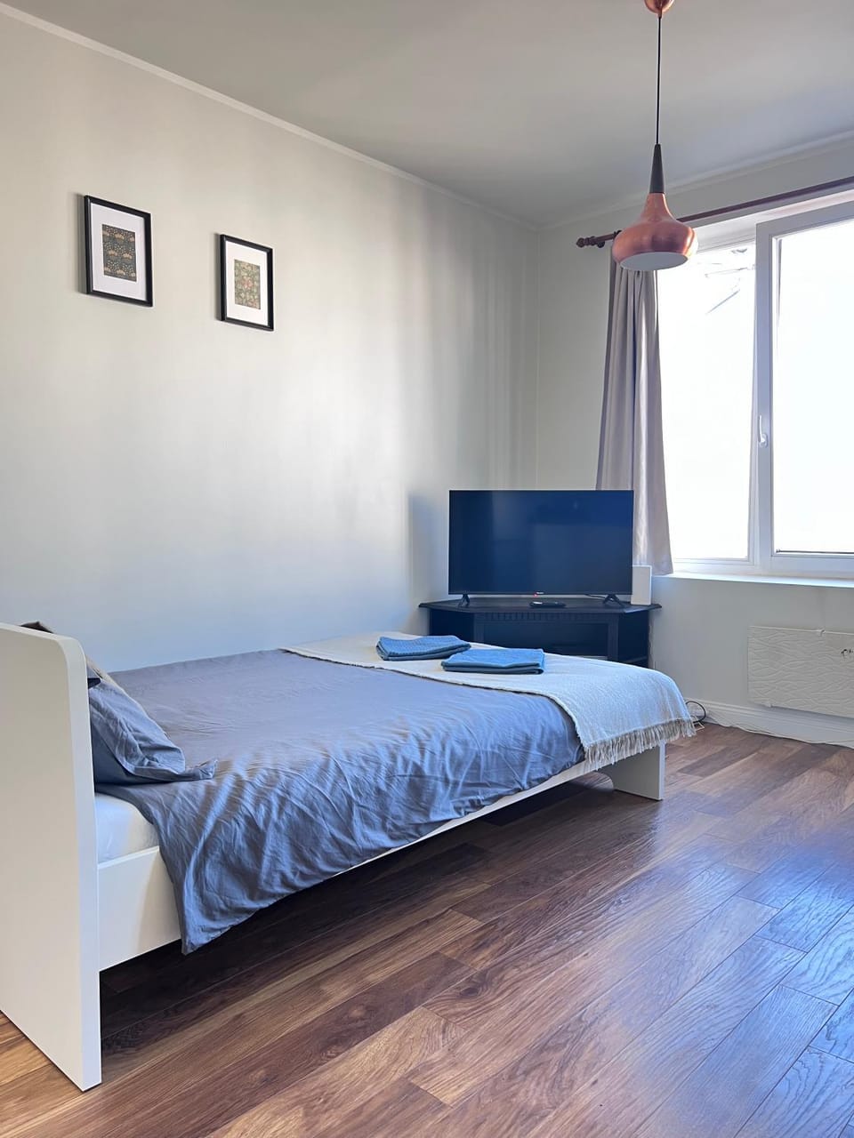 Bed, TV and multimedia, Bedroom