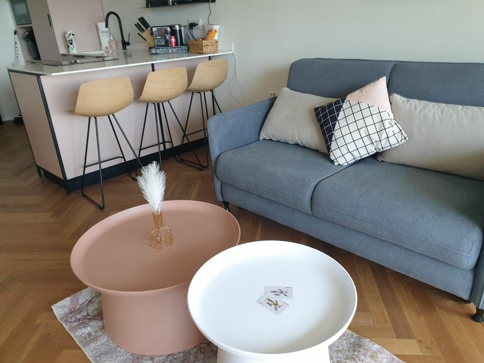 Kitchen or kitchenette, Seating area