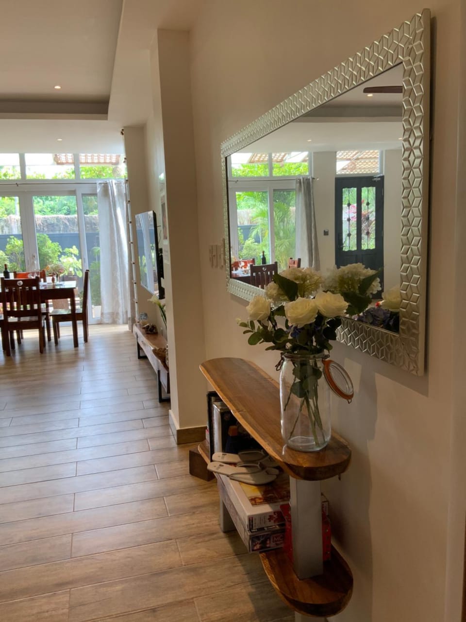 Living room, Seating area, Dining area