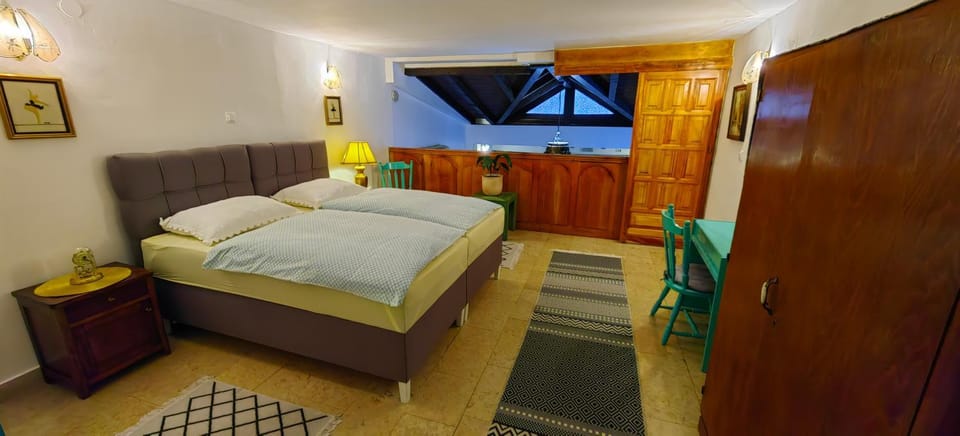 Bed, Photo of the whole room, Seating area, Bedroom