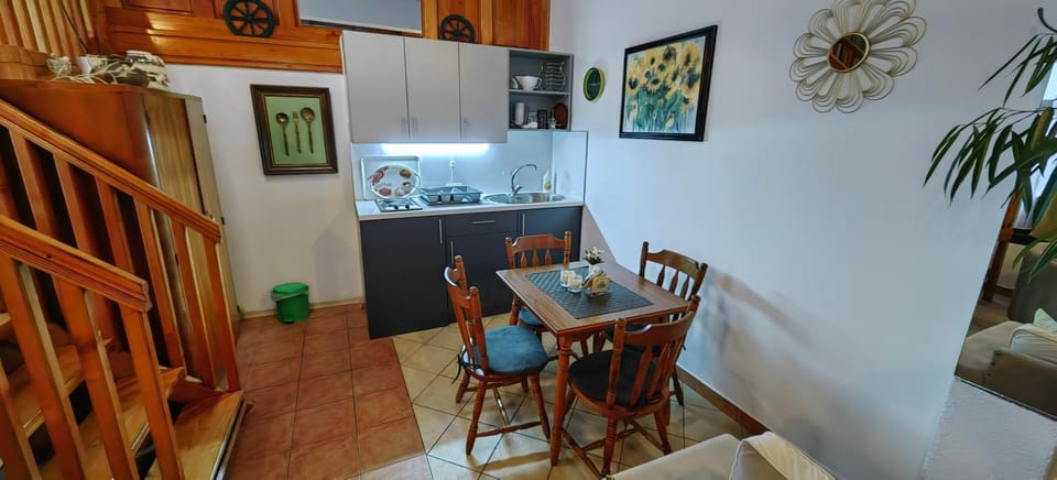 Kitchen or kitchenette, Seating area, Dining area