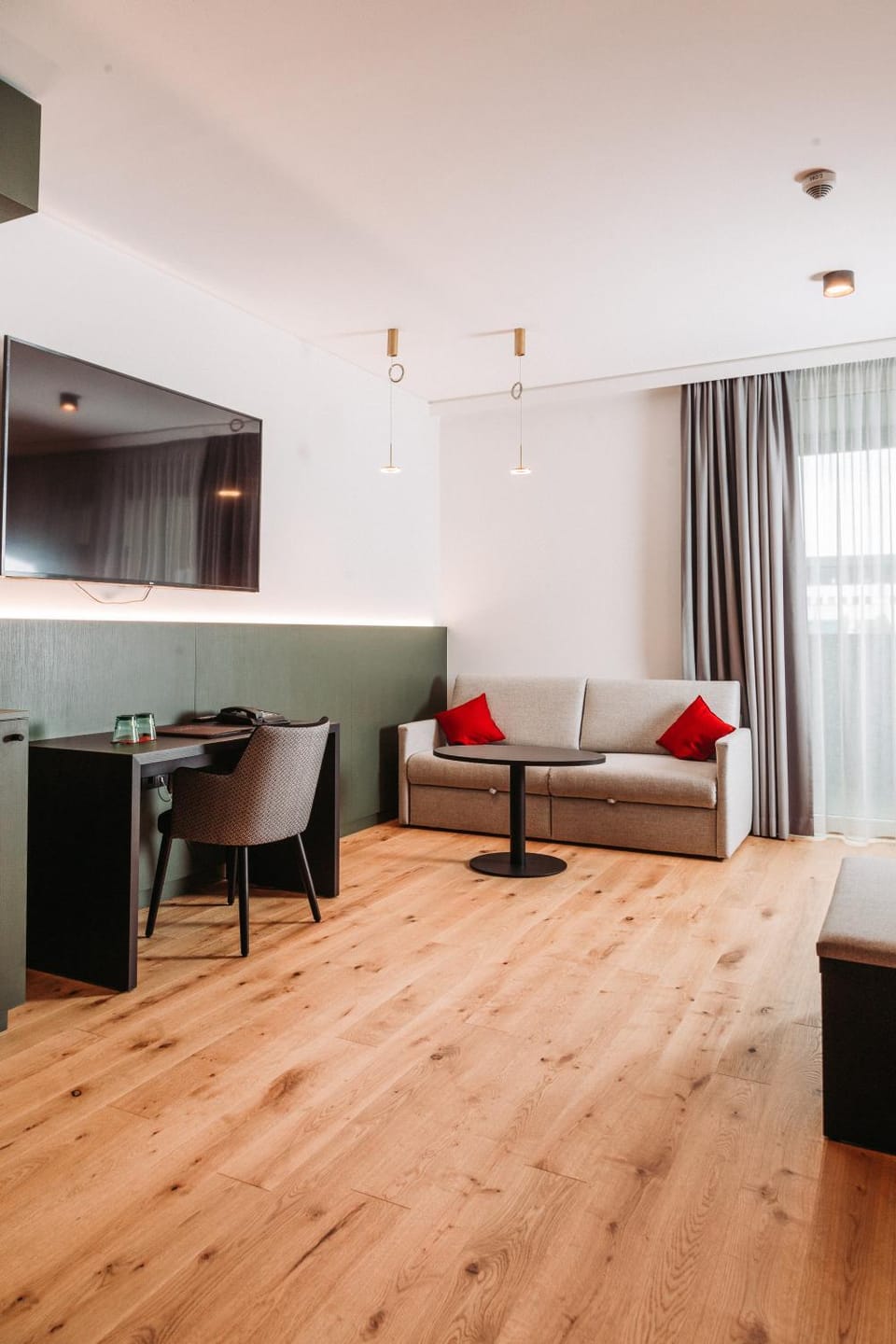 TV and multimedia, Photo of the whole room, Seating area, Bedroom