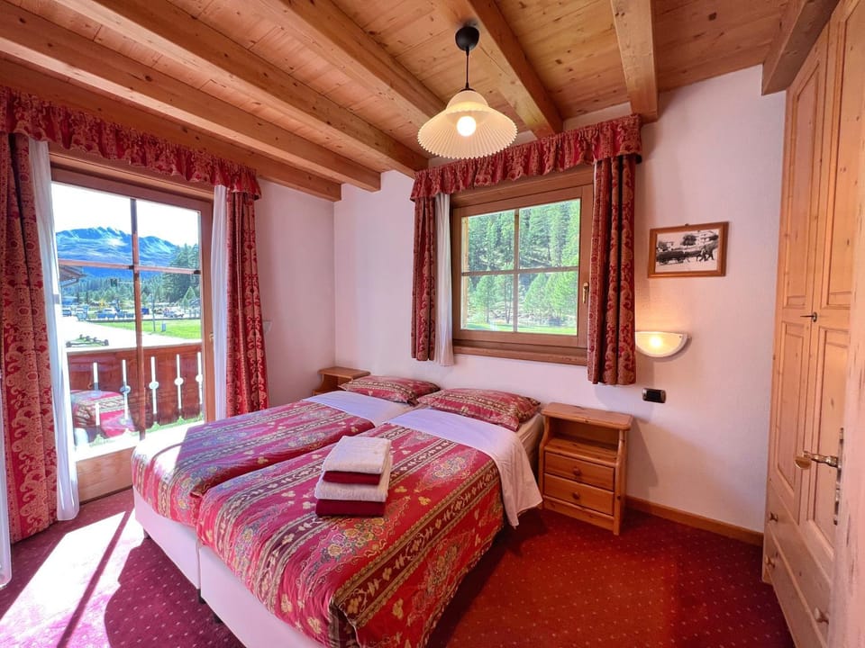 Bed, Natural landscape, Photo of the whole room, Bedroom, towels