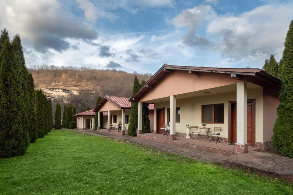 Property building, Day, Natural landscape, Garden, Garden view, Mountain view