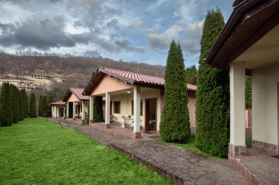 Property building, Spring, Day, Natural landscape, Garden, Garden view, Mountain view