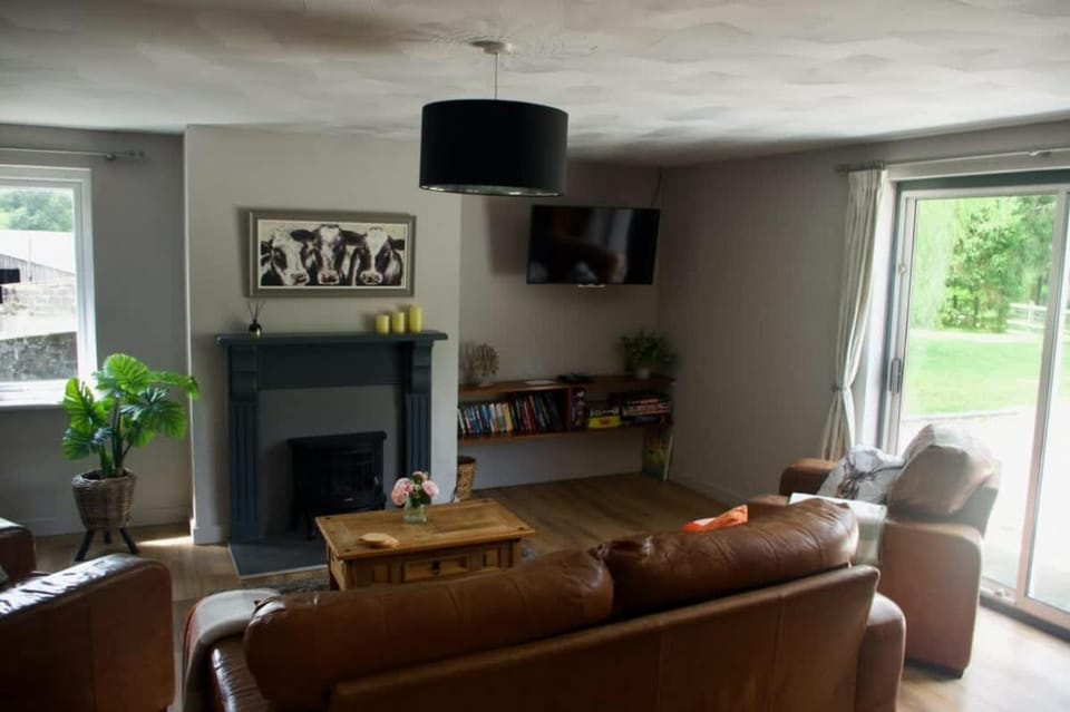 Converted Stables at Peaceful Family Farm Stay House in Martletwy