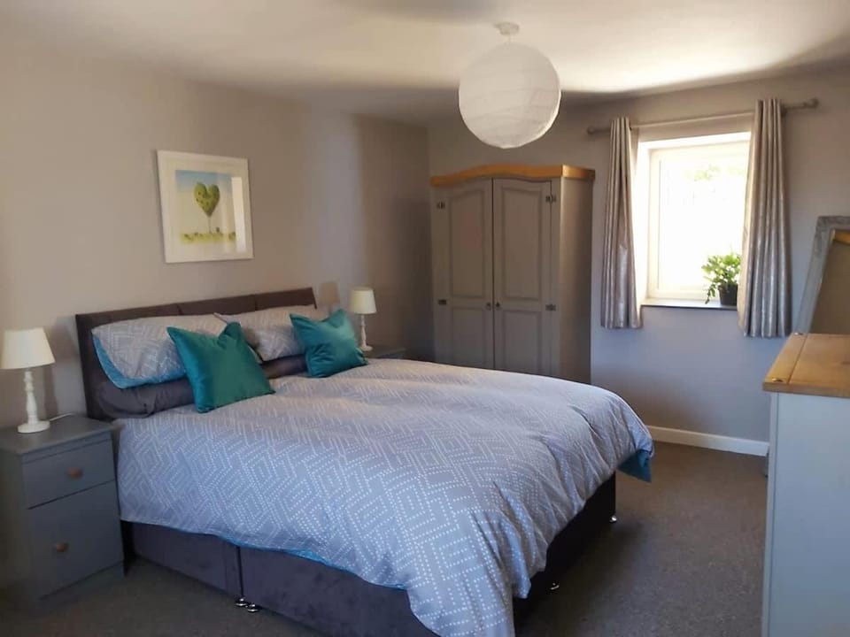 Converted Stables at Peaceful Family Farm Stay House in Martletwy