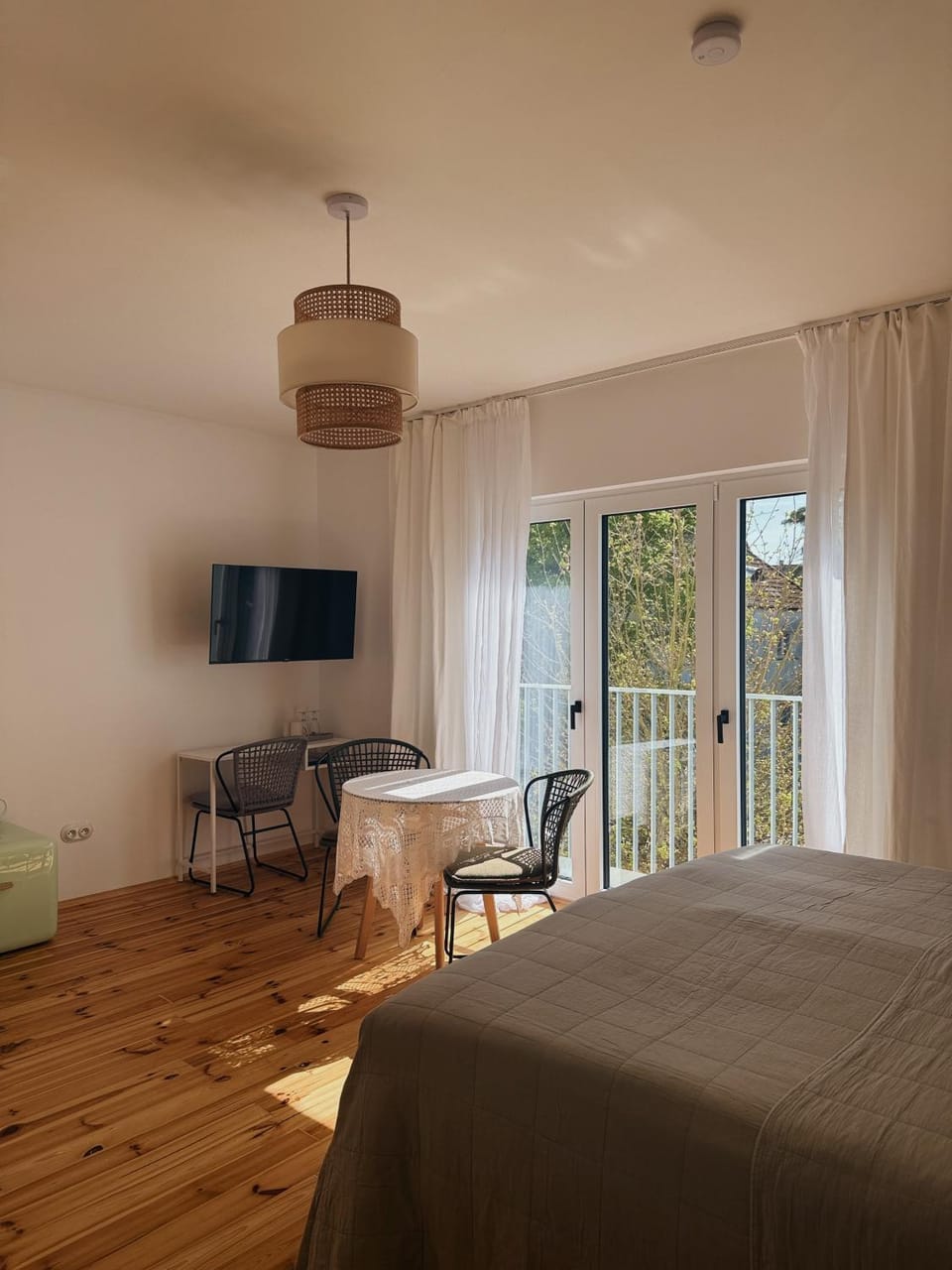 Bed, Photo of the whole room, Seating area, Bedroom