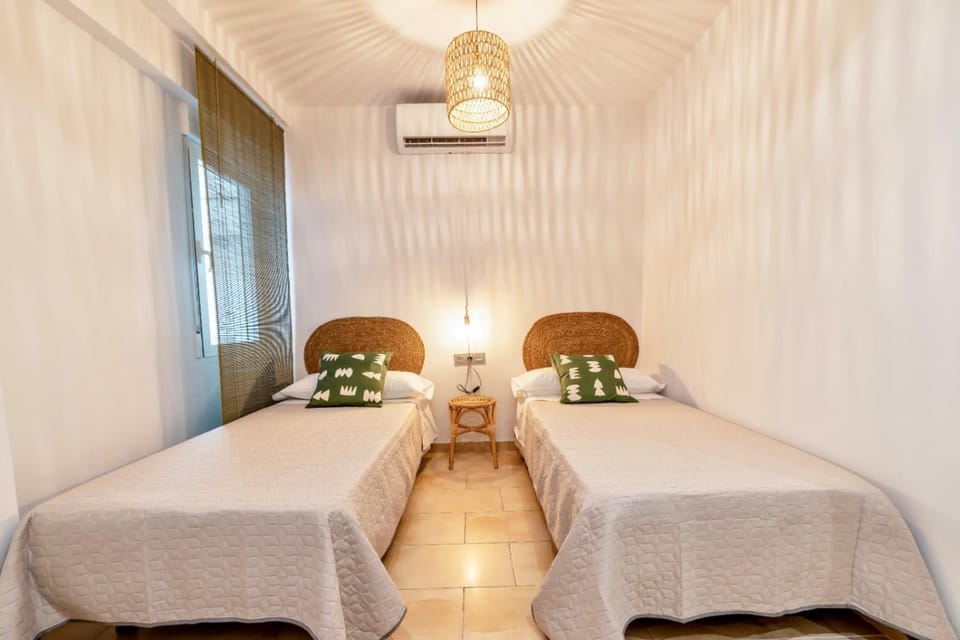 Bedroom, air conditioner