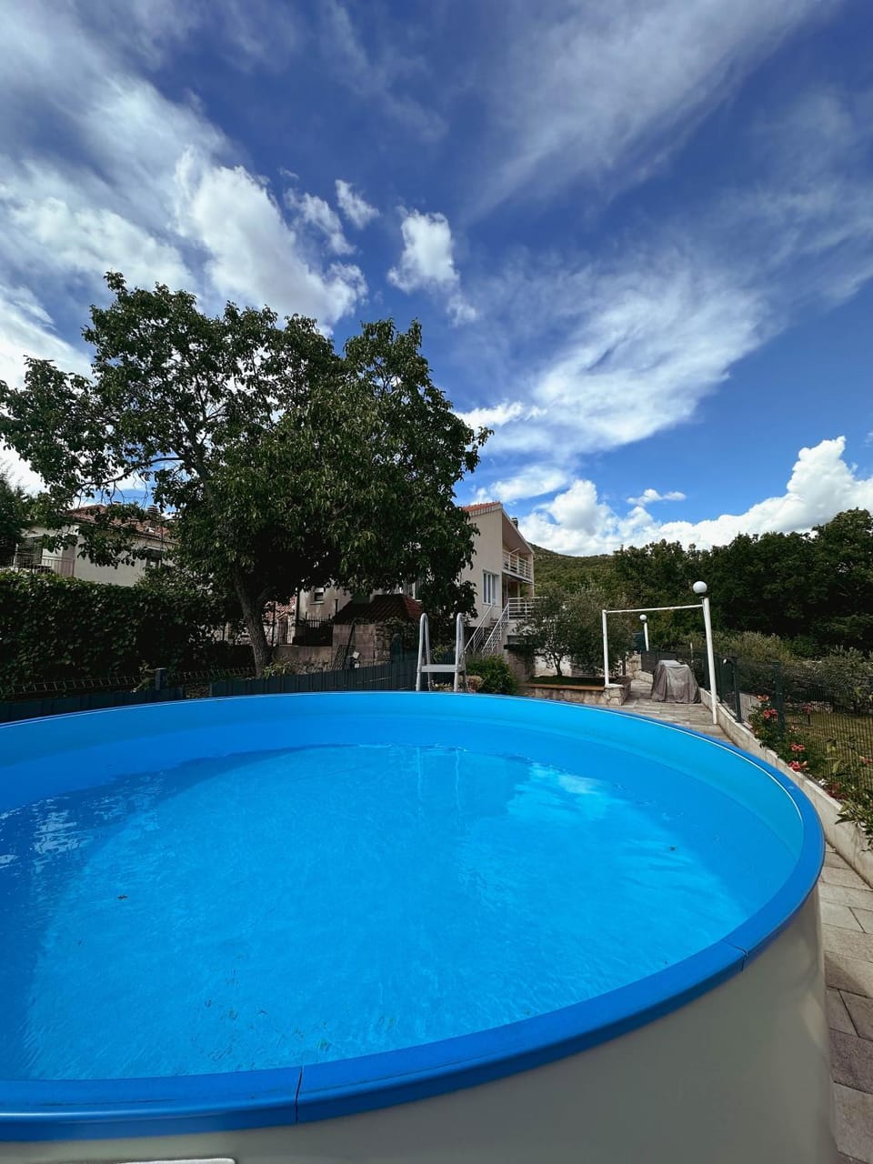 Neighbourhood, Swimming pool