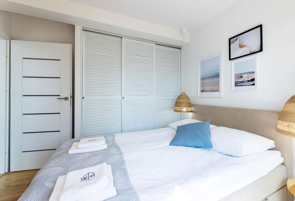 Bed, Photo of the whole room, Bedroom, towels, wardrobe