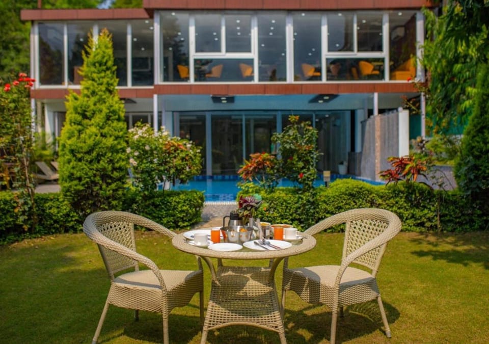 Property building, Restaurant/places to eat, Swimming pool, Breakfast