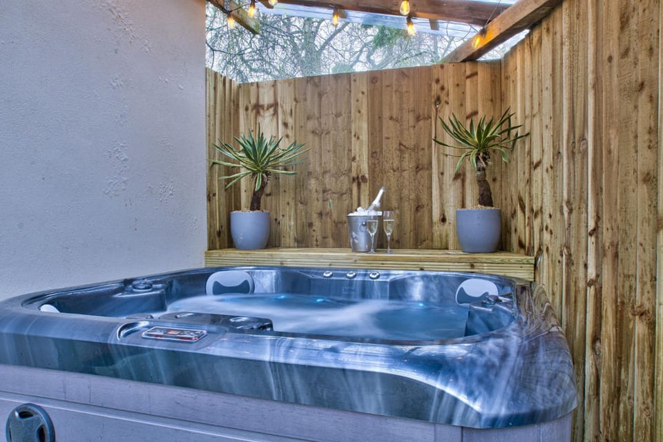Property building, Hot Tub
