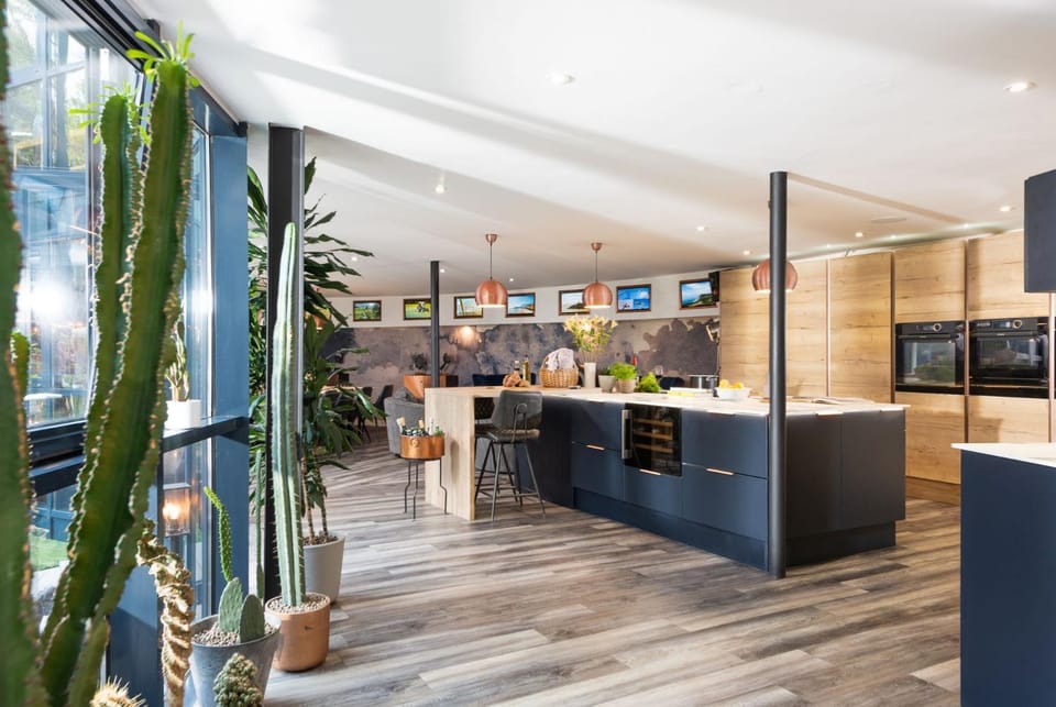 TV and multimedia, Kitchen or kitchenette, oven, stove, kitchen