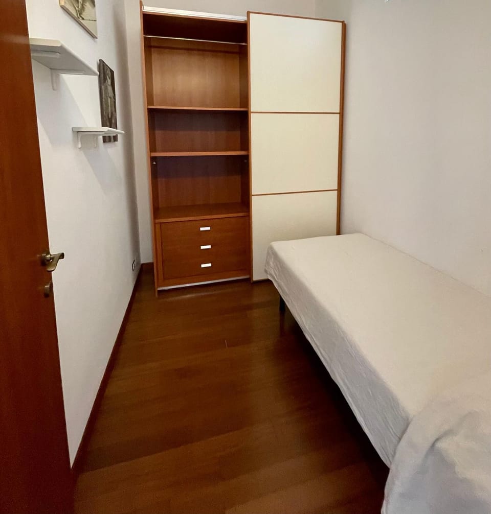 Bed, Photo of the whole room, wardrobe