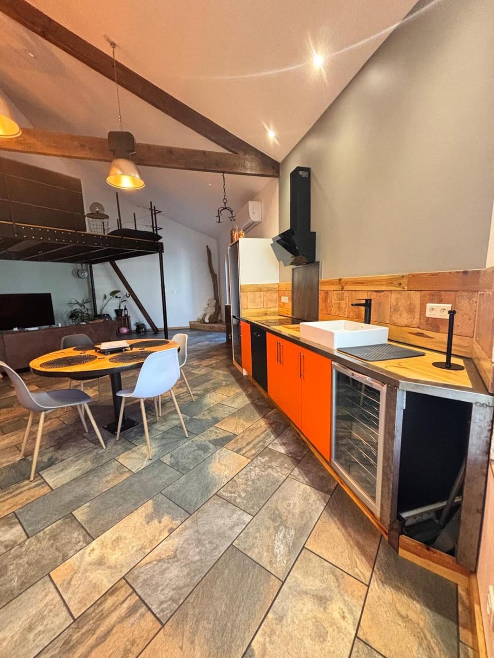 Kitchen or kitchenette, Dining area