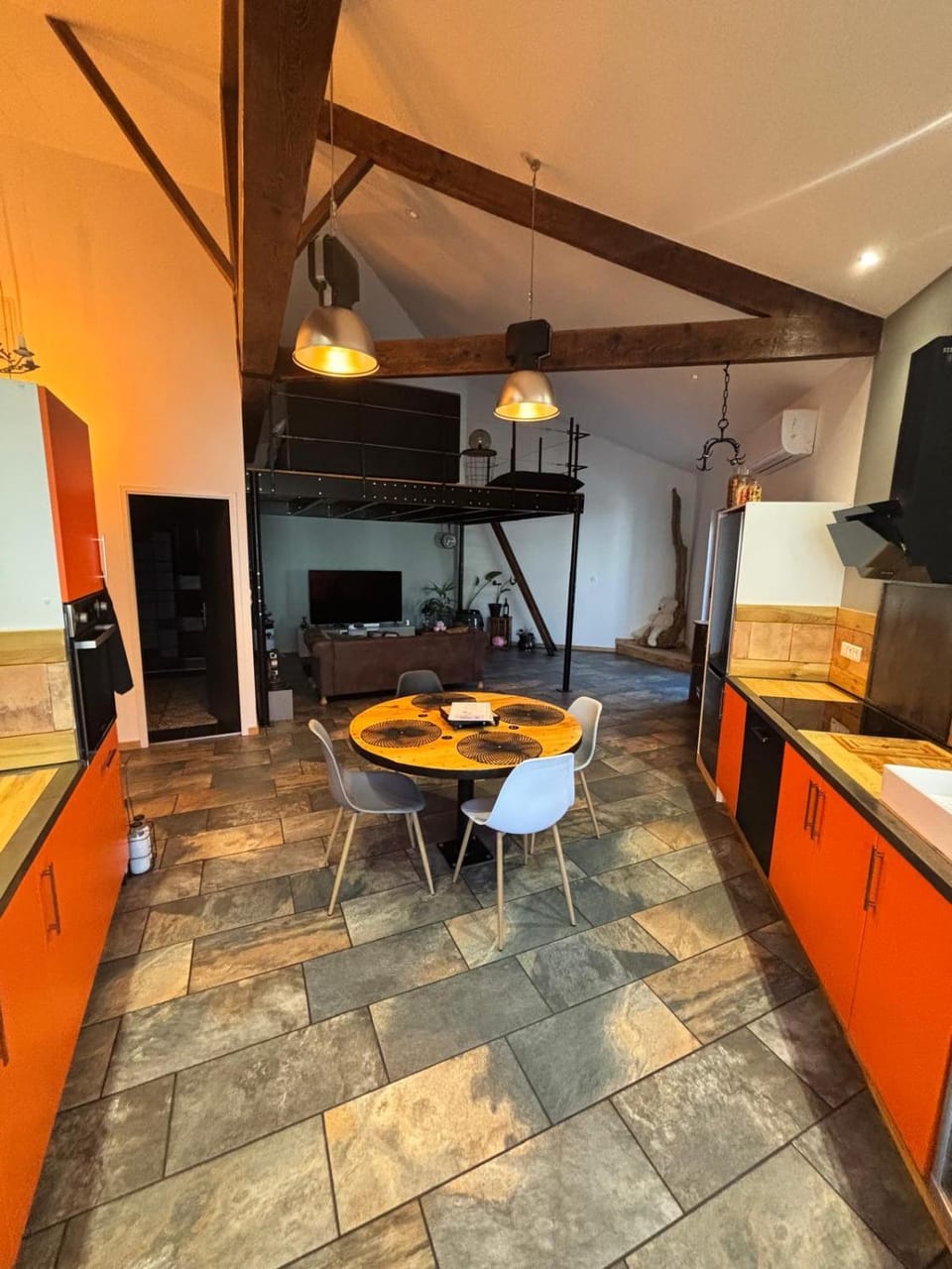 Kitchen or kitchenette, Dining area, stove