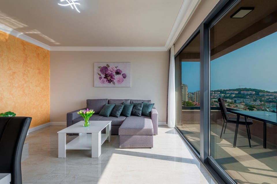 Day, Living room