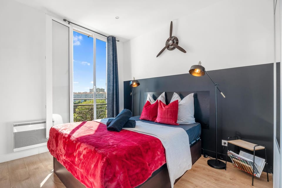 Photo of the whole room, Bedroom