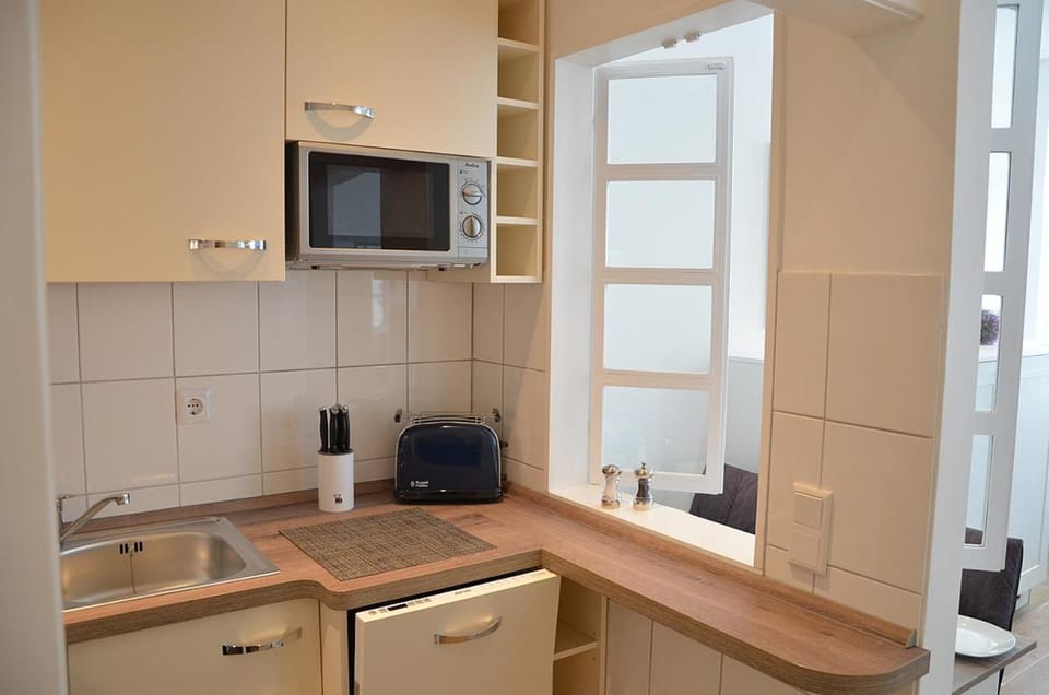 Kitchen or kitchenette, kitchen