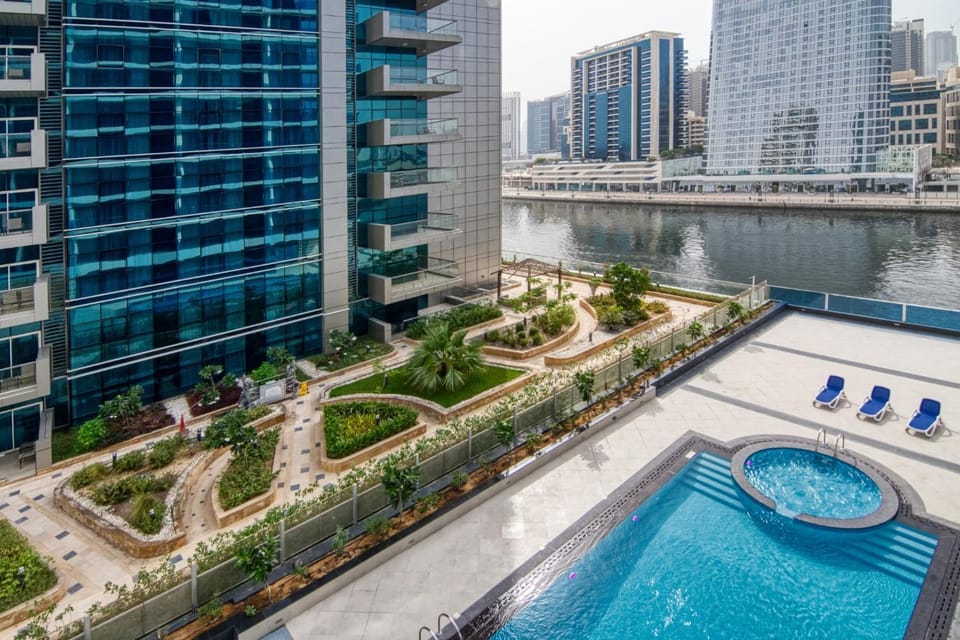 The Smart Concierge - Waves by Kasco Apartment in Dubai