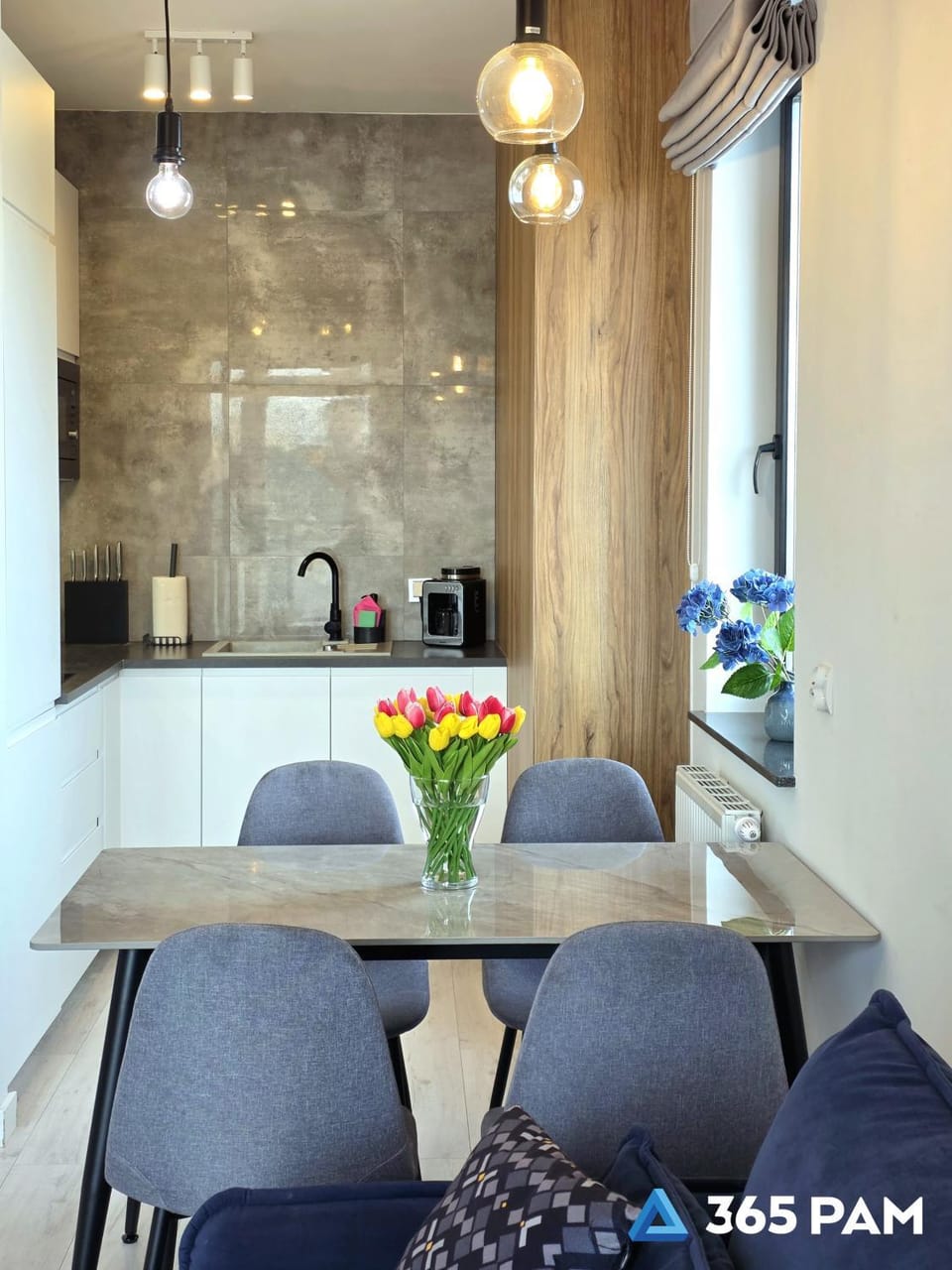 Kitchen or kitchenette, Seating area, Dining area