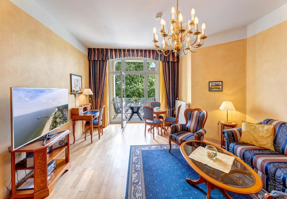 TV and multimedia, Living room, Seating area, Evening entertainment