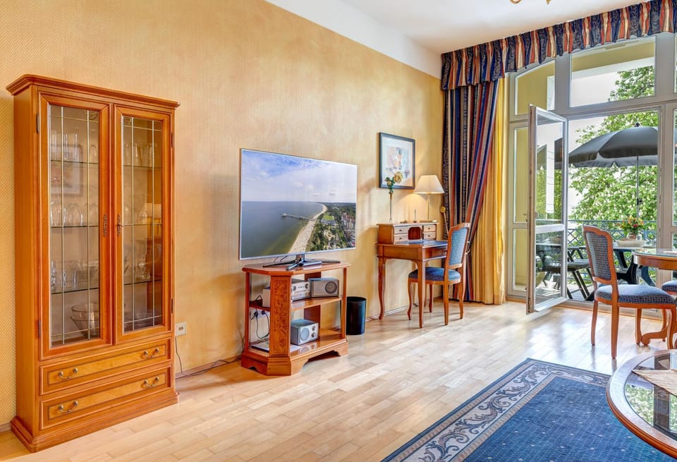 TV and multimedia, Living room, Seating area, Dining area, Evening entertainment