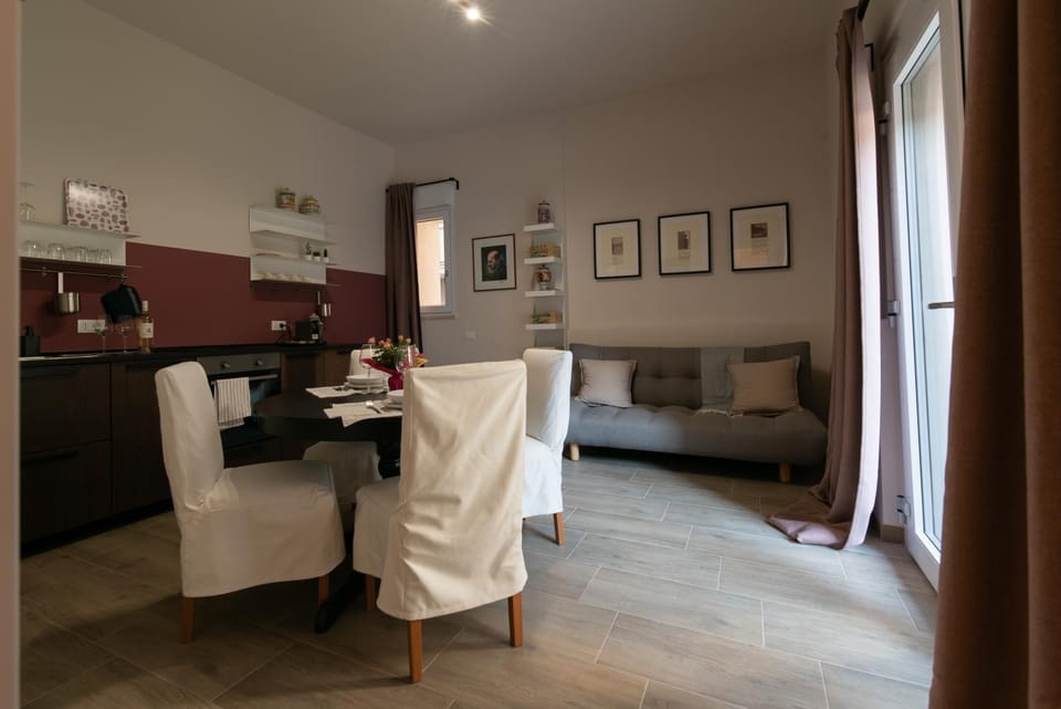 Kitchen or kitchenette, Living room, Seating area, Dining area