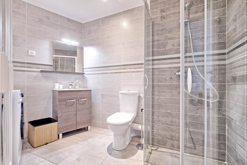 Shower, Toilet, Bathroom, towels