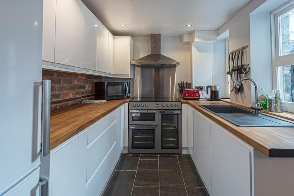 Character Townhouse in Town Centre & Superb Views House in Smithfield Street