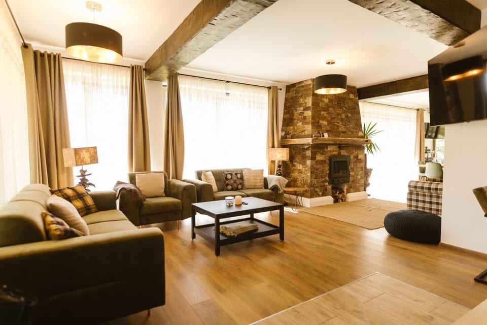 Communal lounge/ TV room, TV and multimedia, Living room, Seating area, Evening entertainment, flat iron