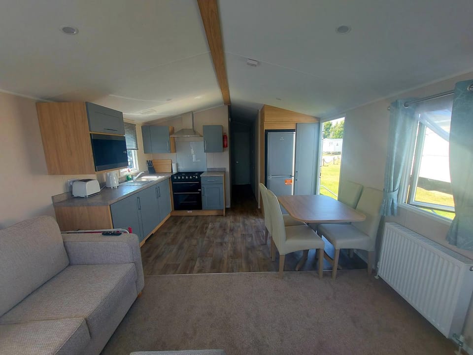 Kitchen or kitchenette, Living room, Seating area, Dining area, minibar, pet friendly, stove