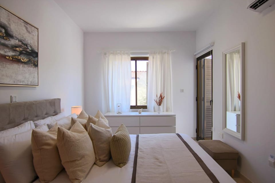 Bed, Photo of the whole room, Seating area, Bedroom