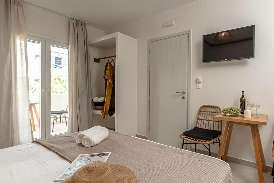 Bed, TV and multimedia, Seating area, wardrobe