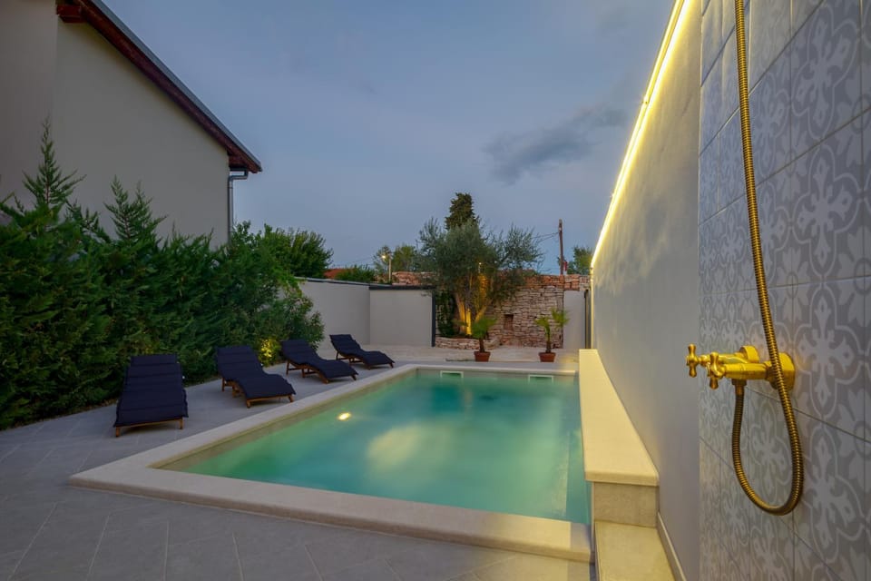 Shower, Swimming pool, Swimming pool, Parking, sunbed