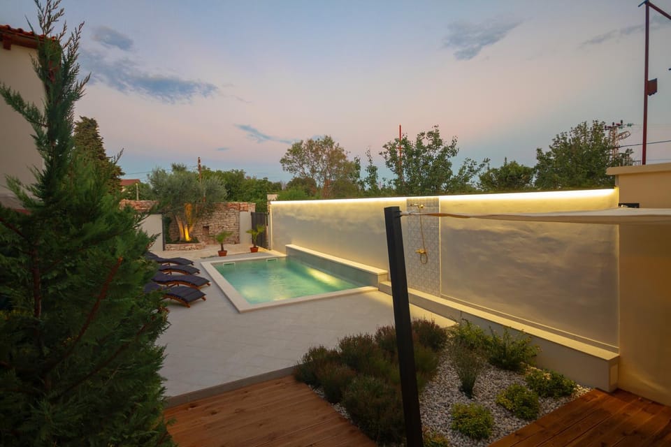 Swimming pool, Swimming pool, Parking, sunbed